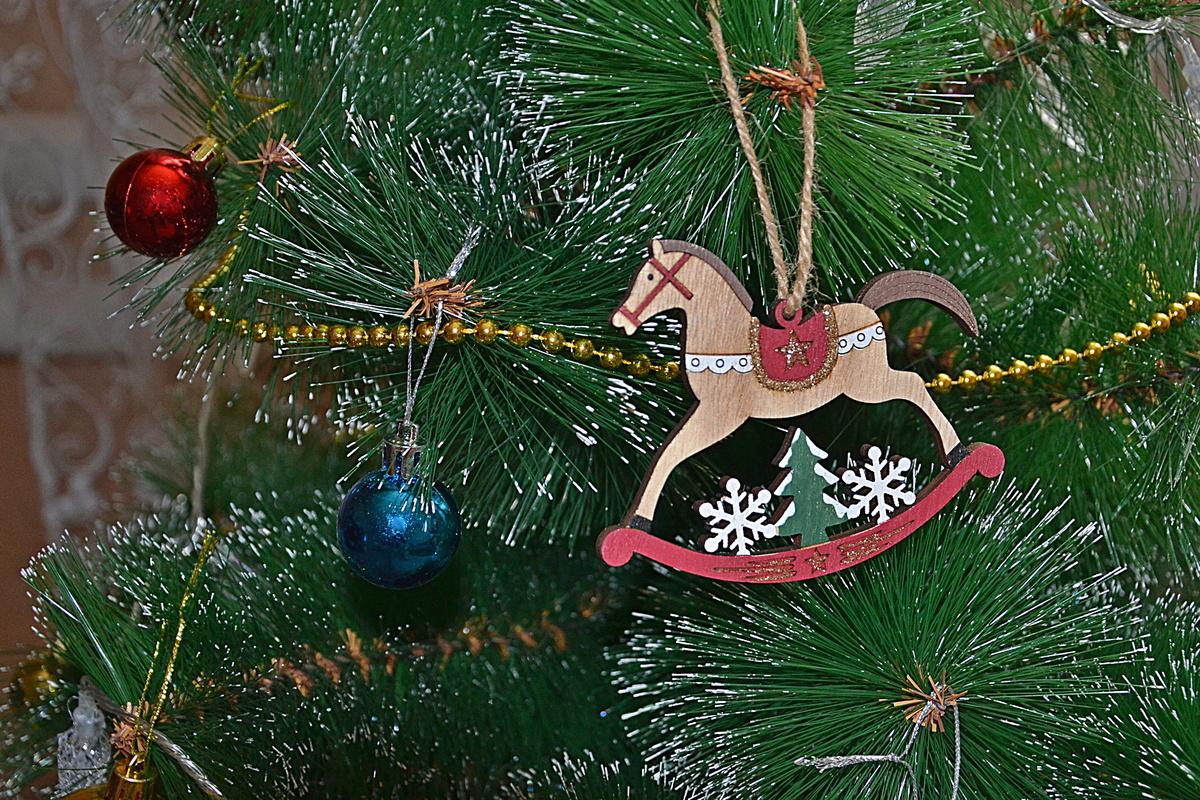 Фото автора. А наряжала ёлку жена. Я в этом году не участвовал в украшательстве.