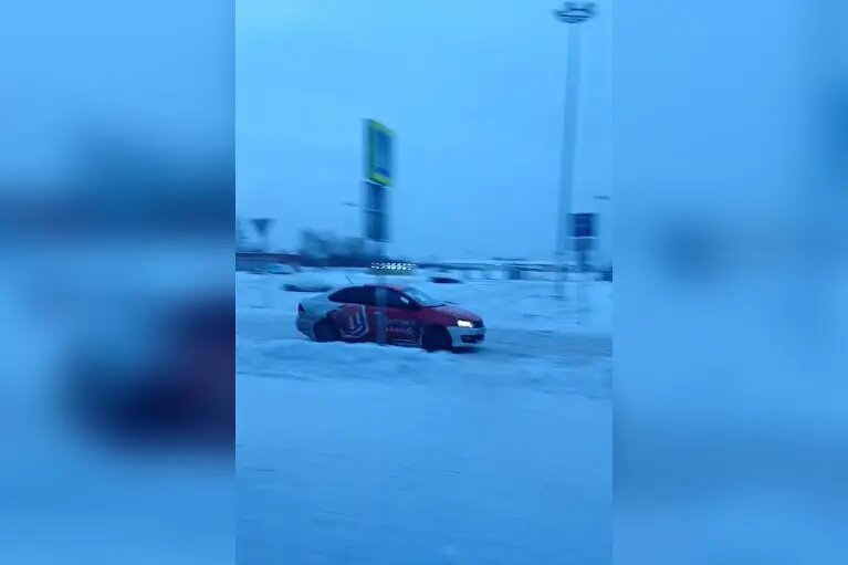    Фото: кадр видео из телеграм-канала «Мегаполис | ДТП и ЧП | Санкт-Петербург | Питер»