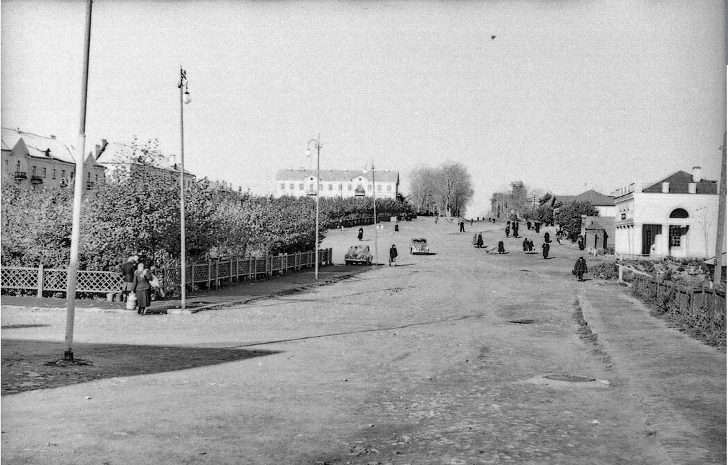 Привокзальная площадь, с автовокзалом ( певрое здание справа на фотографии) в Вязьме 1955-1960 гг. Фото из сайта Pastvu.com.