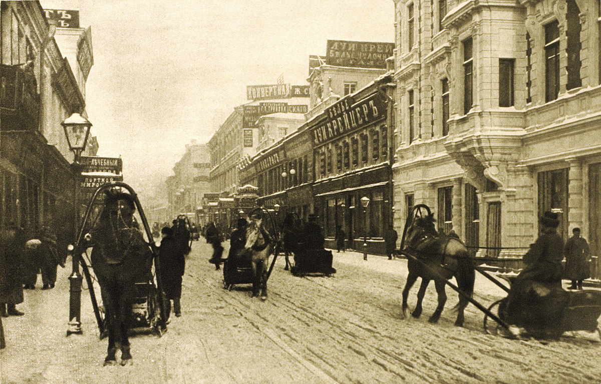    Улица Петровка зимой, Москва, Россия, 1912 год. По улице курсируют конные сани. / Gettyimages.ru / Fine Art Images / Heritage Images