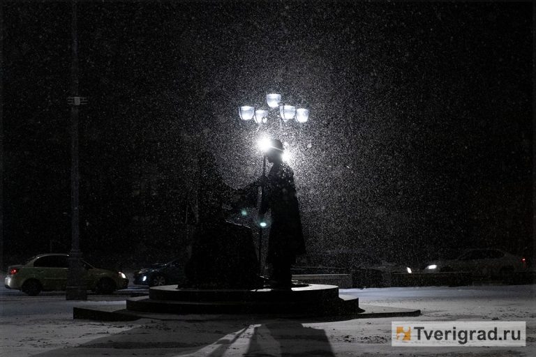    Скульптура святителя Симеона и юного Михаила Тверского на фоне снегопада.