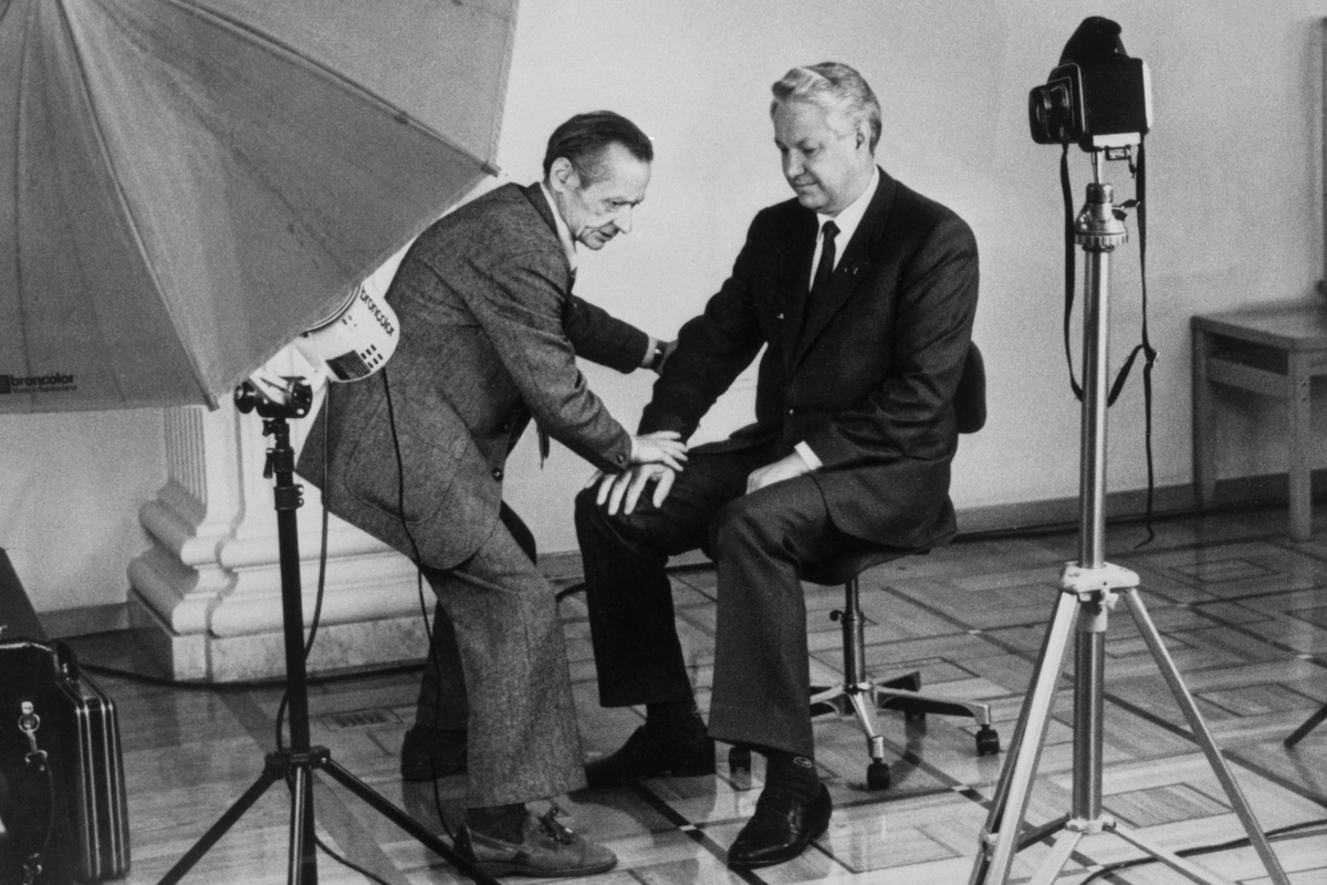    Первый секретарь Свердловского областного комитета КПСС Борис Николаевич Ельцин (во время подготовки к съемке официального портрета в фотостудии ТАСС. 1983 год. /ТАСС/Валентин Черединцев