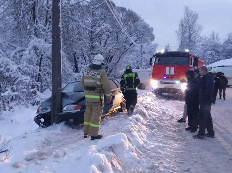     В Малой Вишере молодой человек врезался в столб на угнанном автомобиле. фото: пресс-служба Управления защиты населения от ЧС и по обеспечению пожарной безопасности Новгородской области