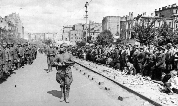 Киевляне рассматривают пленных немцев. Пройдя по Мельникова, серая колонна проследовала по улицам Артема и Александра Горовица – нынешней Большой Житомирской. Затем пленных вывели на улицу Короленко – нынешнюю Владимирскую. Они пересекли площадь Красных Героев Перекопа – современную Софийскую площадь и спустились на площадь Калинина – нынешний Майдан. Дальнейший путь колонны, растянувшейся в длину на пять километров, прошел по разрушенному Крещатику, Красноармейской улице, бульвару Шевченко и Брест-Литовскому шоссе. Ее движение охраняла городская милиция и более тысячи солдат конвойных войск НКВД. Они же отвели обратно в лагерь пятнадцать пленных, которые отстали от общего движения колонны.