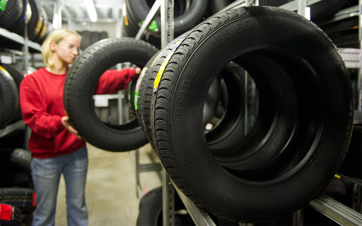 Patrick Pleul / dpa / Global Look Press📷Среди преимуществ всесезонных шин можно отметить только возможность сэкономить и приобрести один комплект вместо двух, пожертвовав при этом рядом характеристик