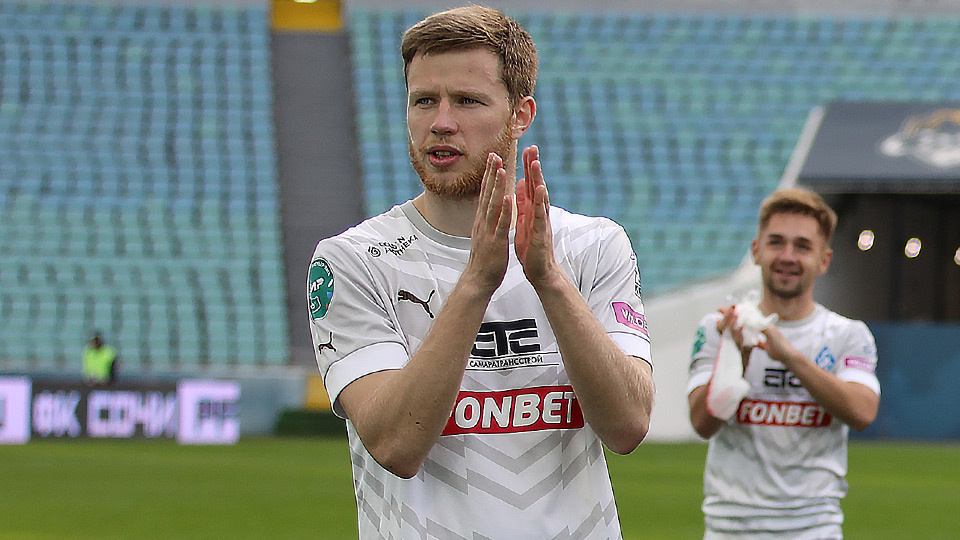 В футболке самарских "Крыльев Советов"