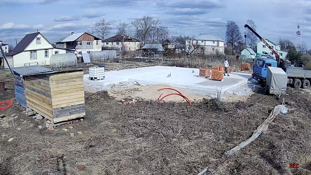 Первая доставка материалов для стройки