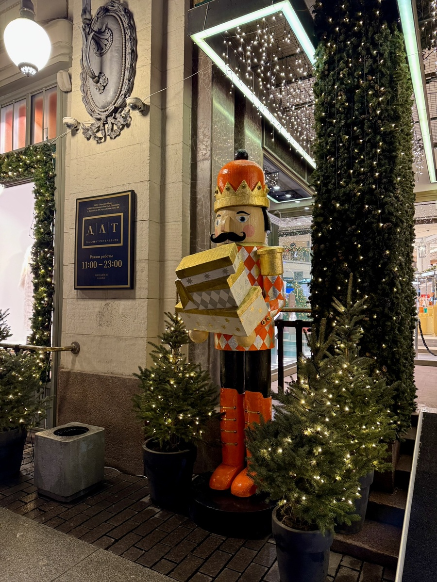 Щелкунчик у входа в ДЛТ