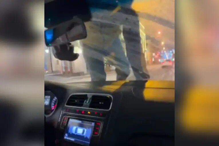    Фото: кадр видео из телеграм-канала «Мегаполис | ДТП и ЧП | Санкт-Петербург | Питер»