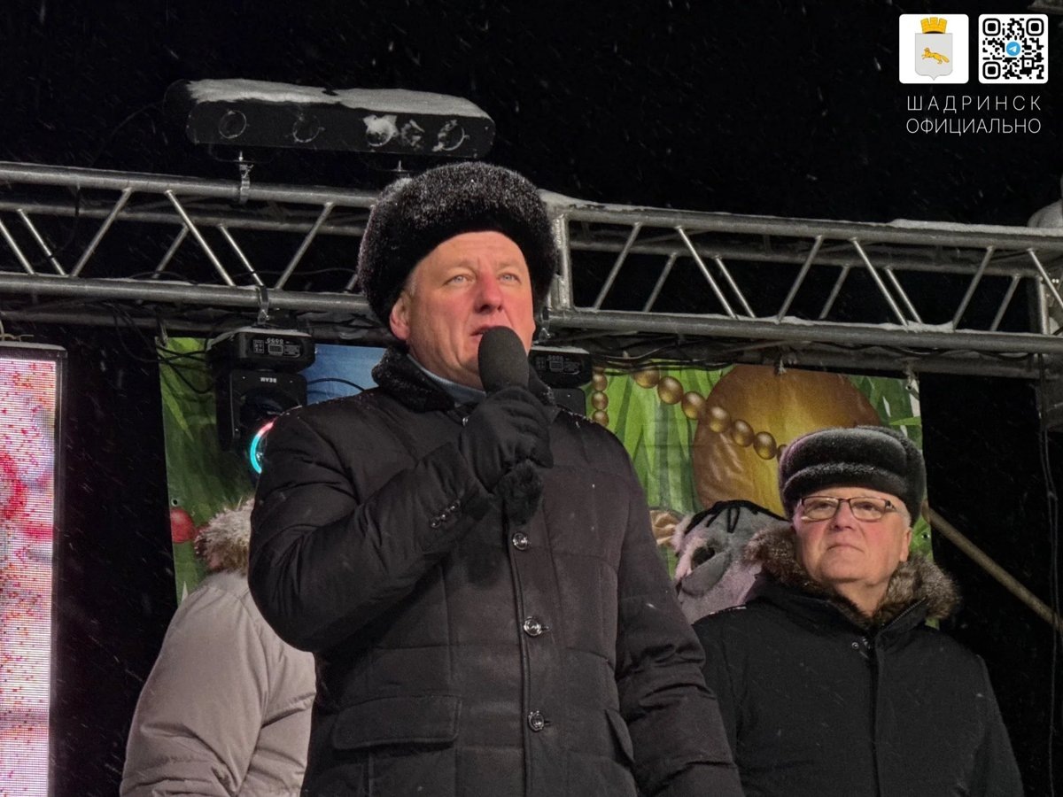    Глава Шадринска Антон Мокан произносит поздравительную речь