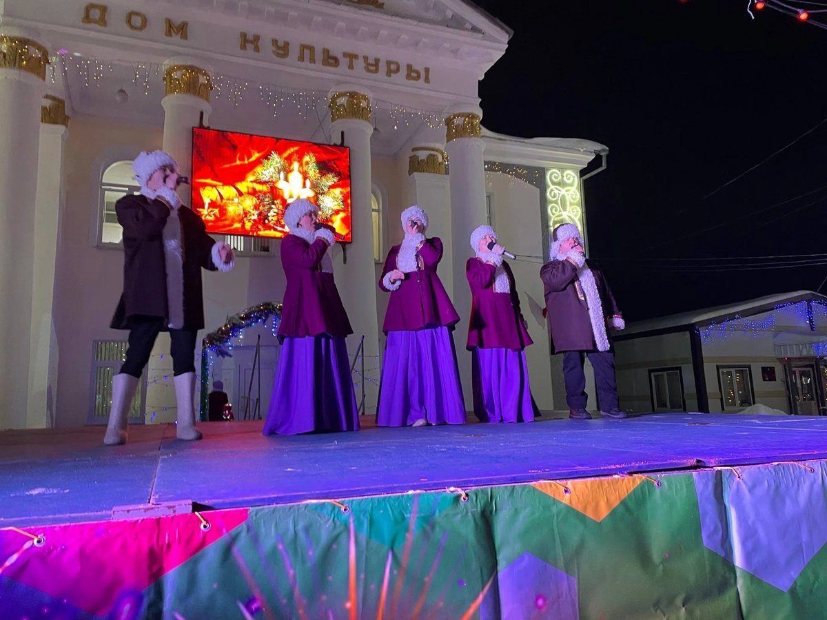    Перед горожанами на празднике выступили артисты
