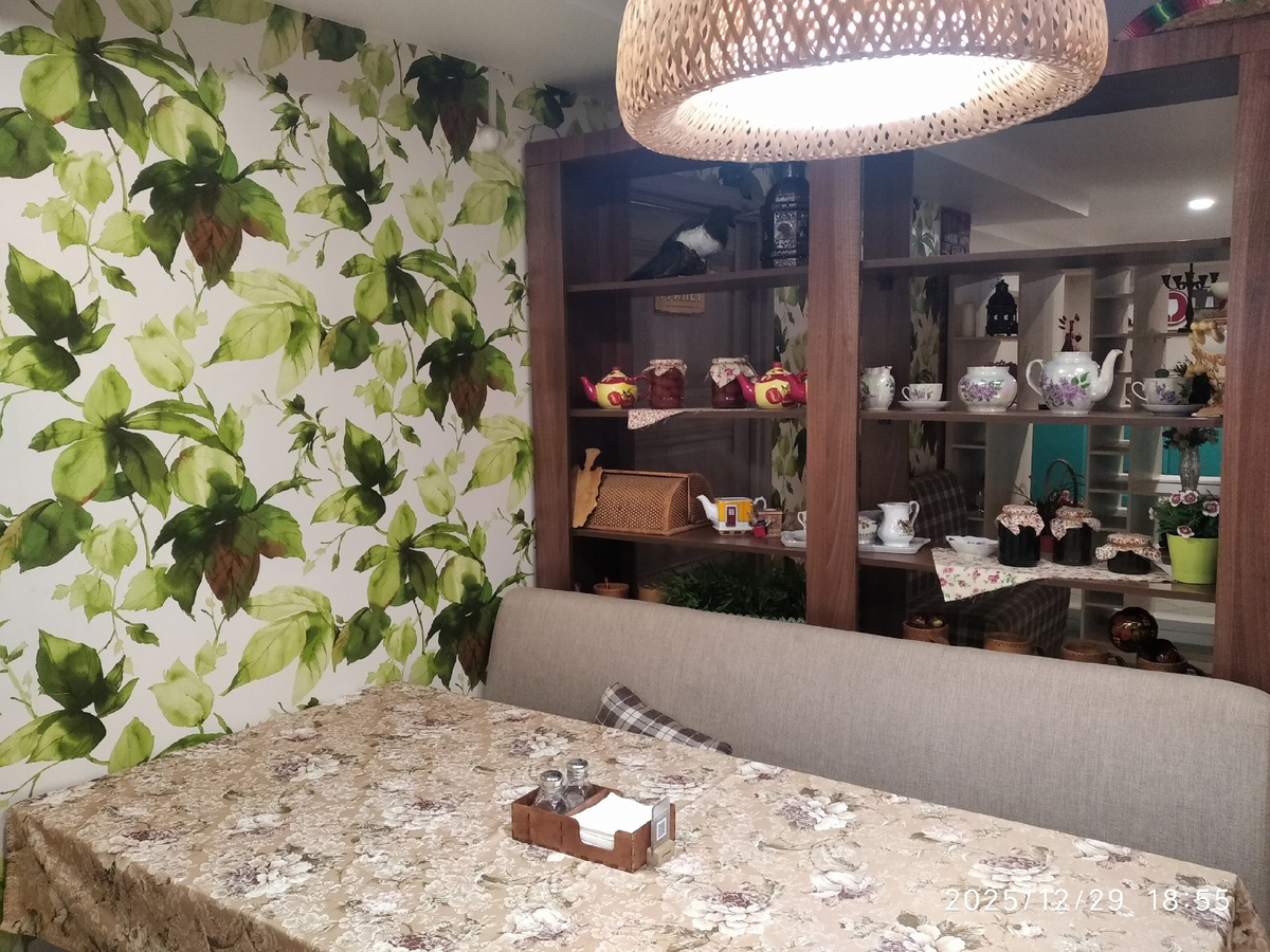 наш стол был в центре, фотографировала другие уголки