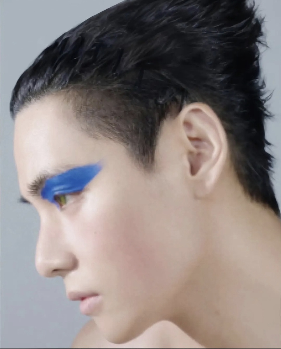 Тот ветер, что подул сегодня, так не похож на ветер прошлых дней... Оно Комати. 