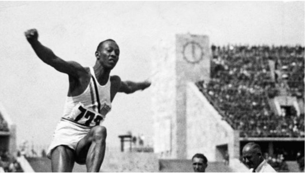 Оуэнс триумфует на берлинском стадионе.