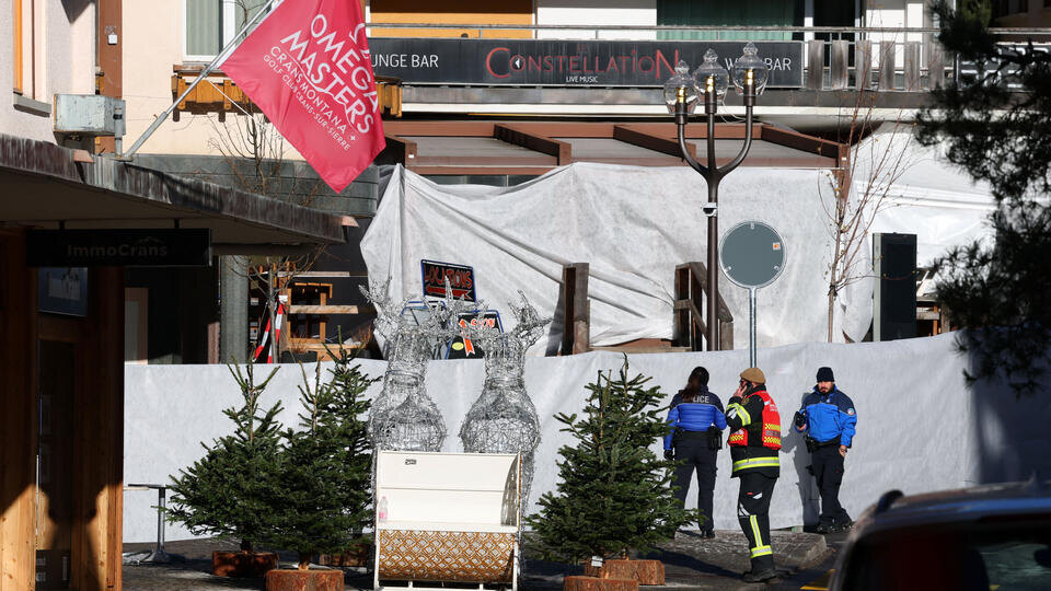     Жертвы пожара в баре в Швейцарии были заблокированы в подвальном зале REUTERS/Denis Balibouse