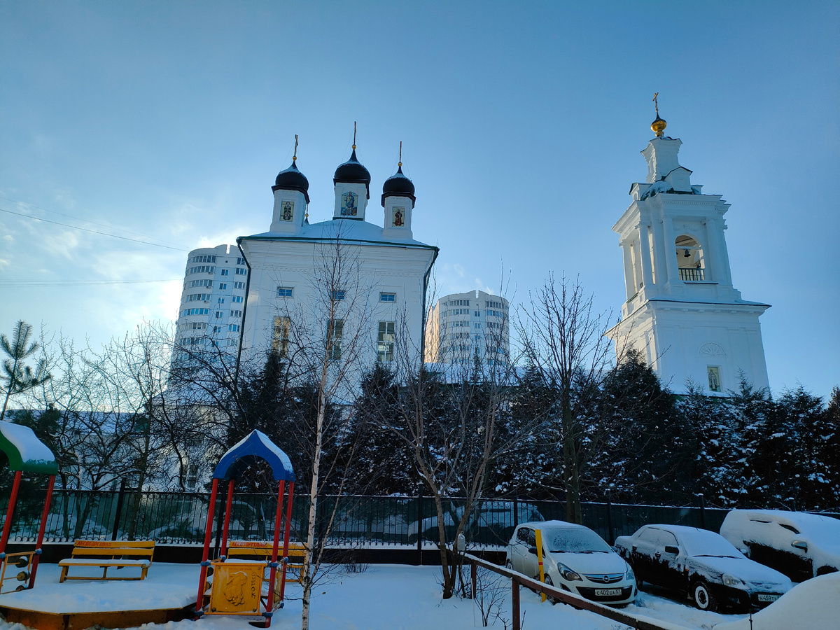 Свято-Никольский храм. Интересно, что на "барабанах" - иконы.