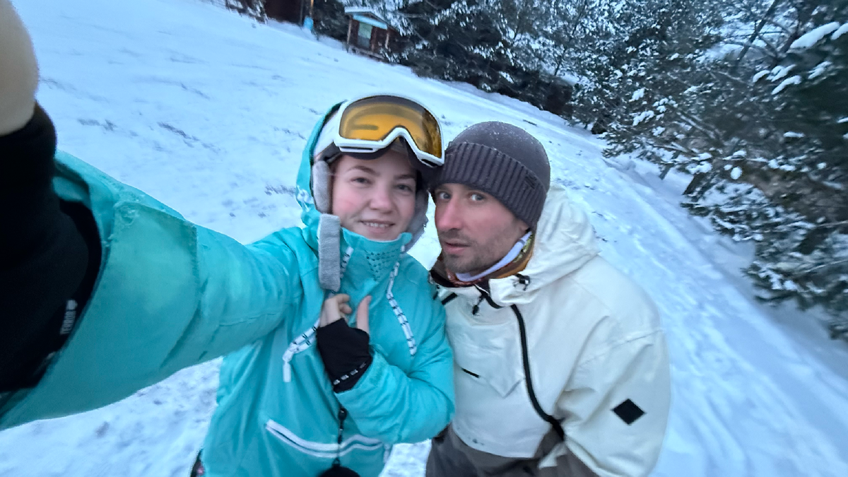 Женя тоже, конечно, катается в шлеме. Просто он переоделся, а я решила в нем доехать до отеля (снимать холодно)