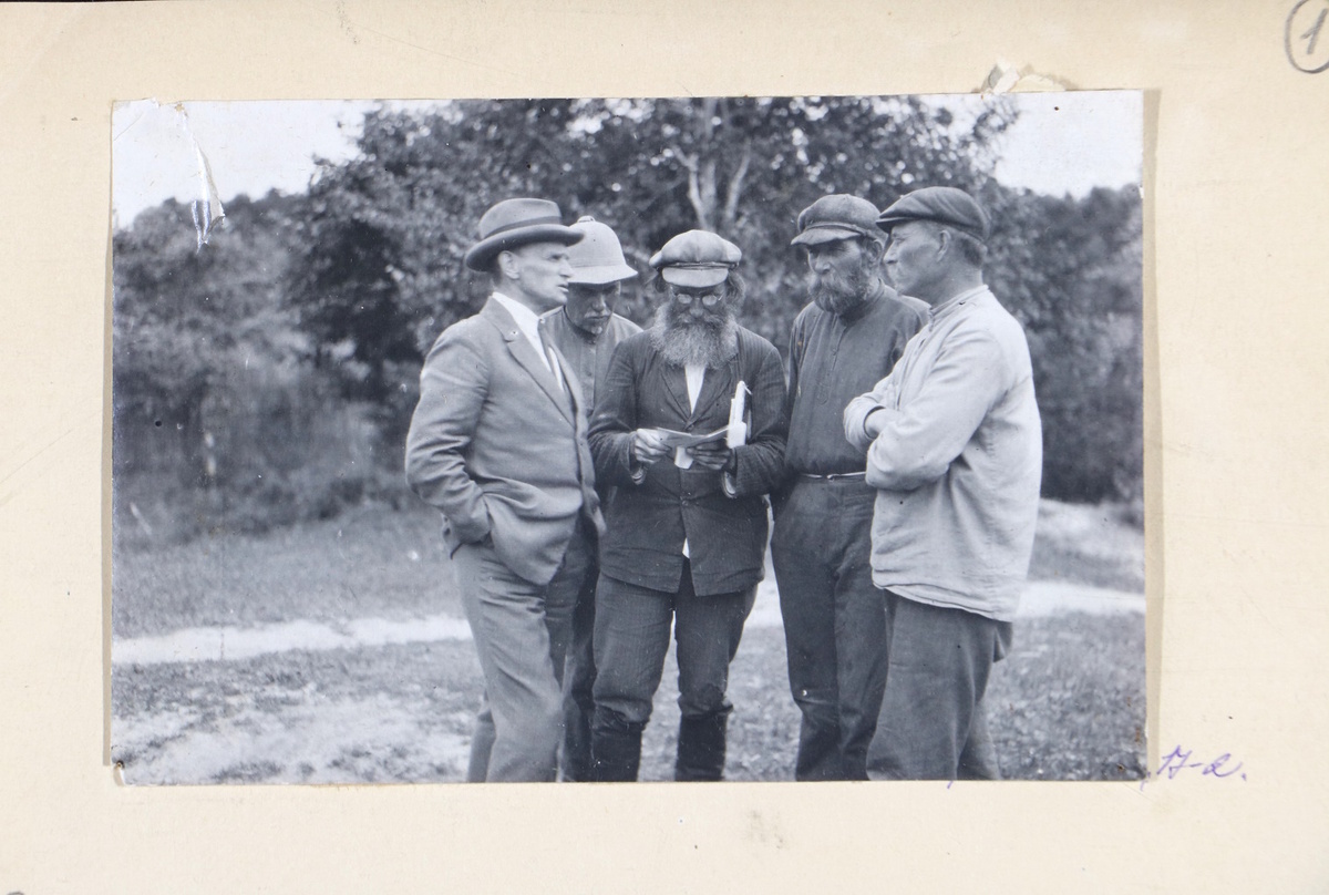 Владимир Арсеньев (крайний слева) с братьями Худяковыми. Из открытых источников.