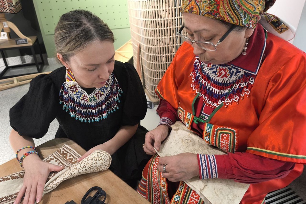    Мягкие сапожки Галины Молдановой заказчики дожидаются месяцами. / Ирина Никитина/РГ