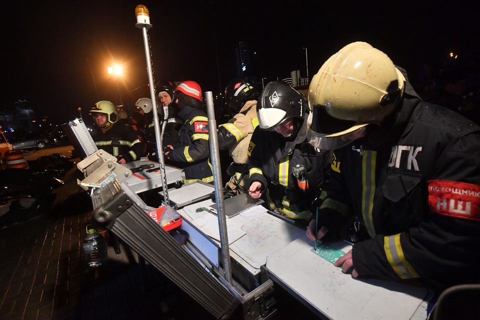    В тушении пожара участвовали 15 спасателей. Владимир ВЕЛЕНГУРИН