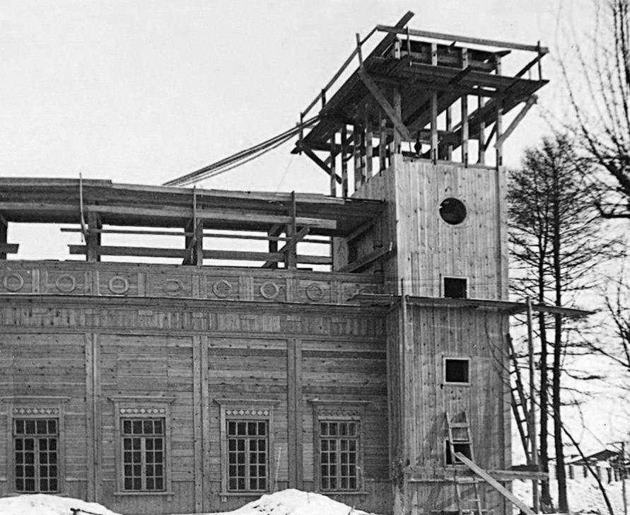 На фото: строительство стадиона имени Шиханова в центре Иркутска, 1923