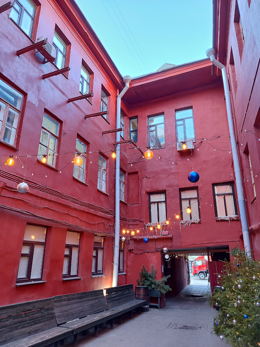 Могу поклясться, что видел в этом дворике подозрительного тучного господина, одетого во все красное, с большим мешком за плечами. И почему я слышу звон колокольчиков? 