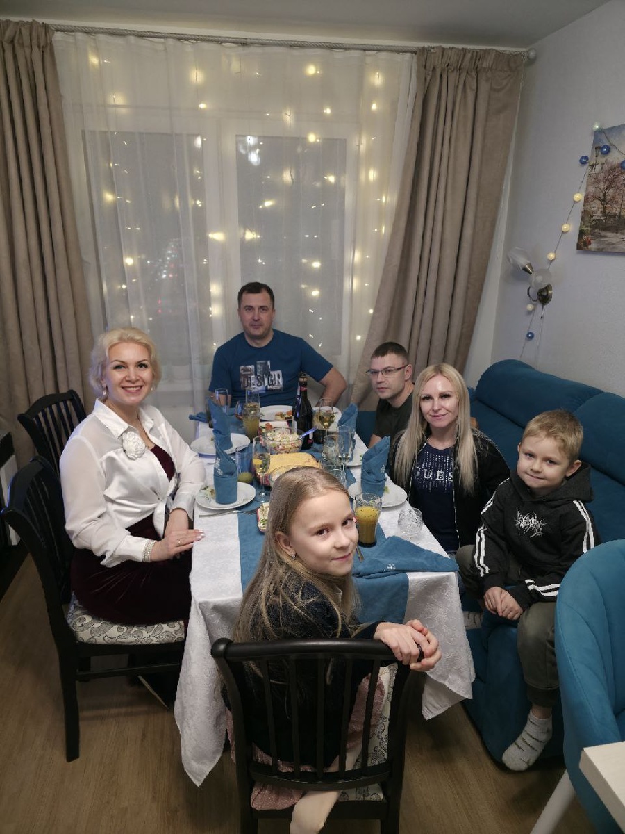 2026г. Слева направо: я, муж Лёша, муж сестры Саша, сестра Нина, племянник Игорёк, племяшка Юльчик.