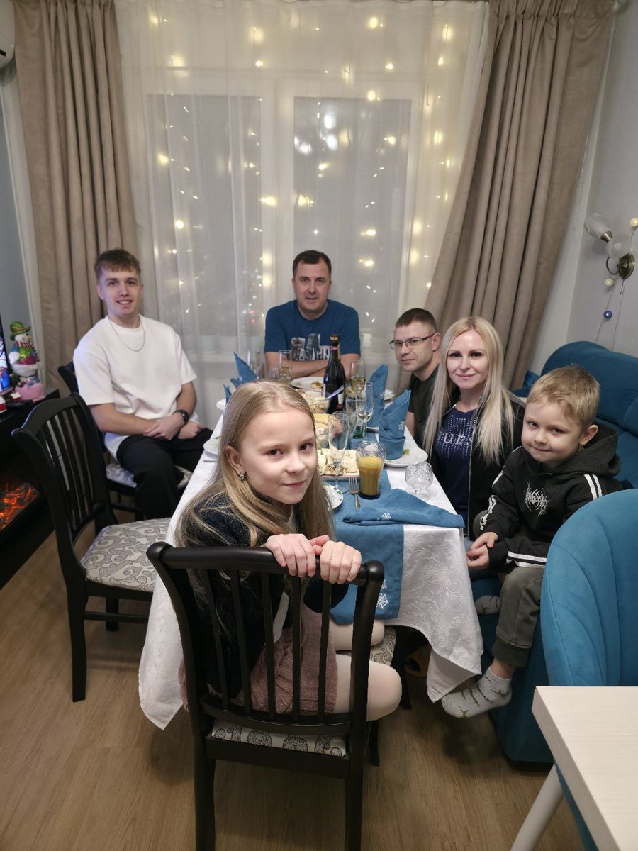2026г. Слева направо: сын Дима, муж Алексей, муж сестры Александр, сестра Нина, племянник Игорёк, племяшка Юльчик.