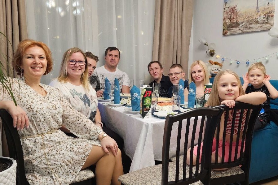 2025г. Слева направо: я, жена брата Настя, сын Дима, муж Лёша, брат Жека, муж сестры Саша, сестра Нина, племянник Игорёк, племянница Юльчик. Племянница Арина - фотографирует.