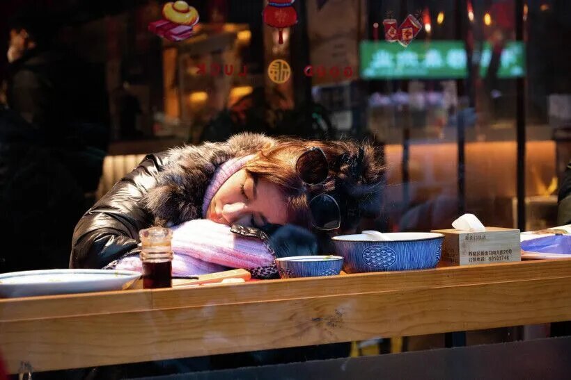  Головная боль, головокружение, сухость во рту и чувство разбитости — частые спутники похмелья   © РИА Новости. Николай Разуваев