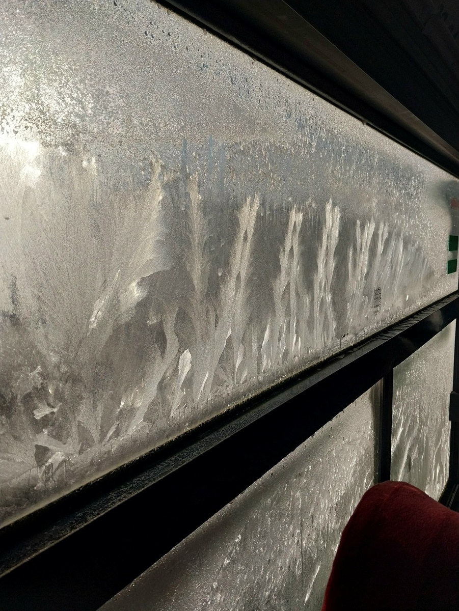 фото сделано в "тройке" - автобусе, на котором я еду в центр города (в гости:)