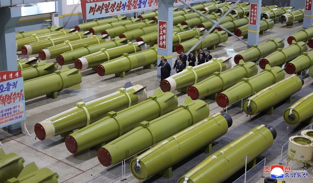 Ким Чен Ын посещает завод по производству ракет 
