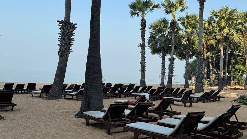 «Народ не элита, но в отпуск два раза в год летают. Деньги находятся». Ravindra Beach в Паттайе для тех, у кого «деньги находятся»