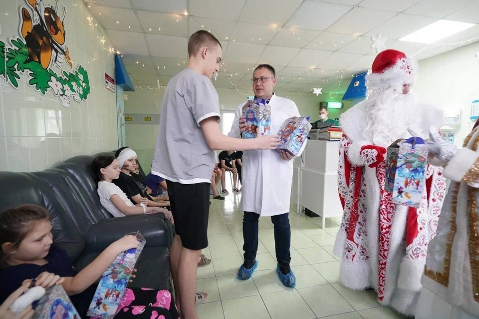    Илья Середюк, Дед Мороз и Снегурочка поздравили пациентов в детской больнице. Пресс-служба администрации правительства Кузбасса