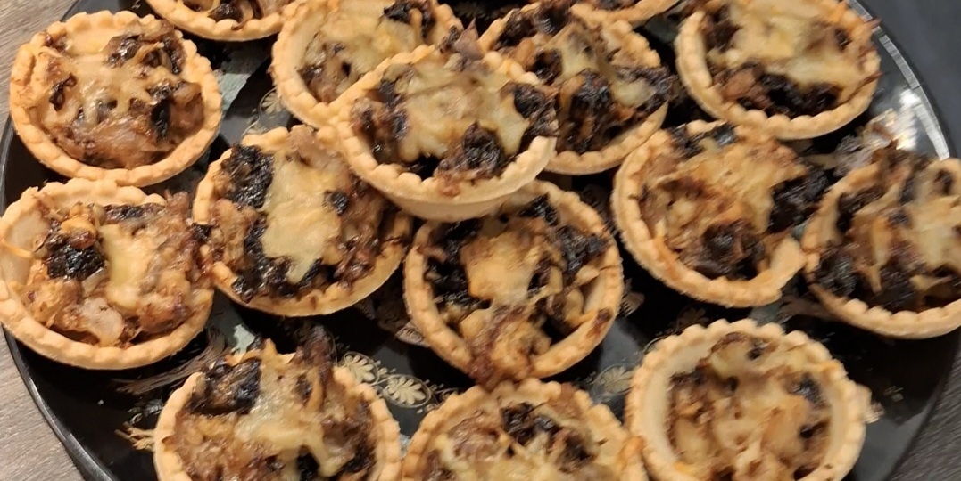 Тарталетки с курицей, черносливом и сыром