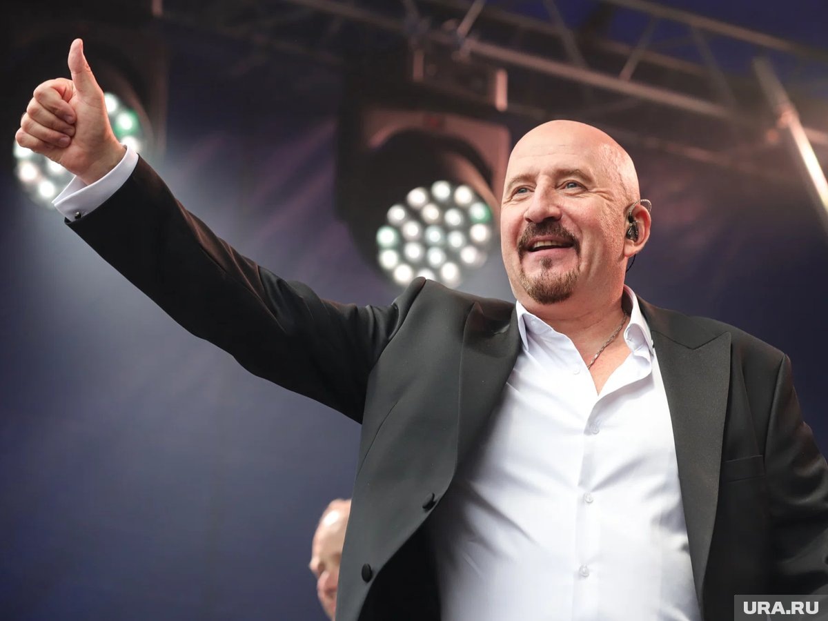     Артист Евгений Григорьев показал, как дарил подарки родным на Новый год