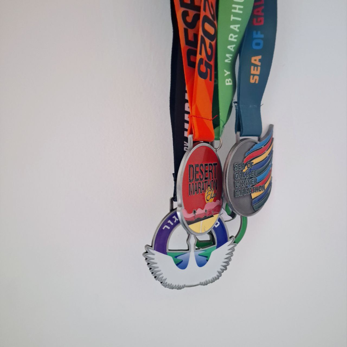 Всему своё время! Это мои достижения за год бега😅 Того, который "не моё". 3 по 10 и одна за полу марафон))) Было бы это возможно, если бы я не приседала? Нет! Я не могла в своём весе не то, что бегать, ходила с болью и одышкой. Какие тренировки? Зато тянуть, жать, приседать - могла, да, с пустым гирифом, по 30 минут для начала на тренировку... И вот вам, полумарафон. Мэджик. 