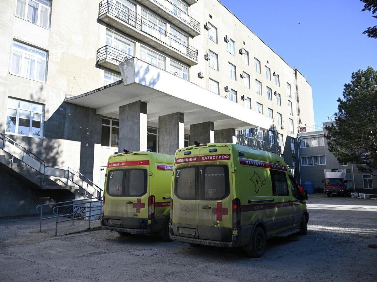    Кареты скорой медицинской помощи у центральной районной больницы Джанкоя, куда доставляют пострадавших после атаки БПЛА в Херсонской области | © РИА Новости / Константин Михальчевский