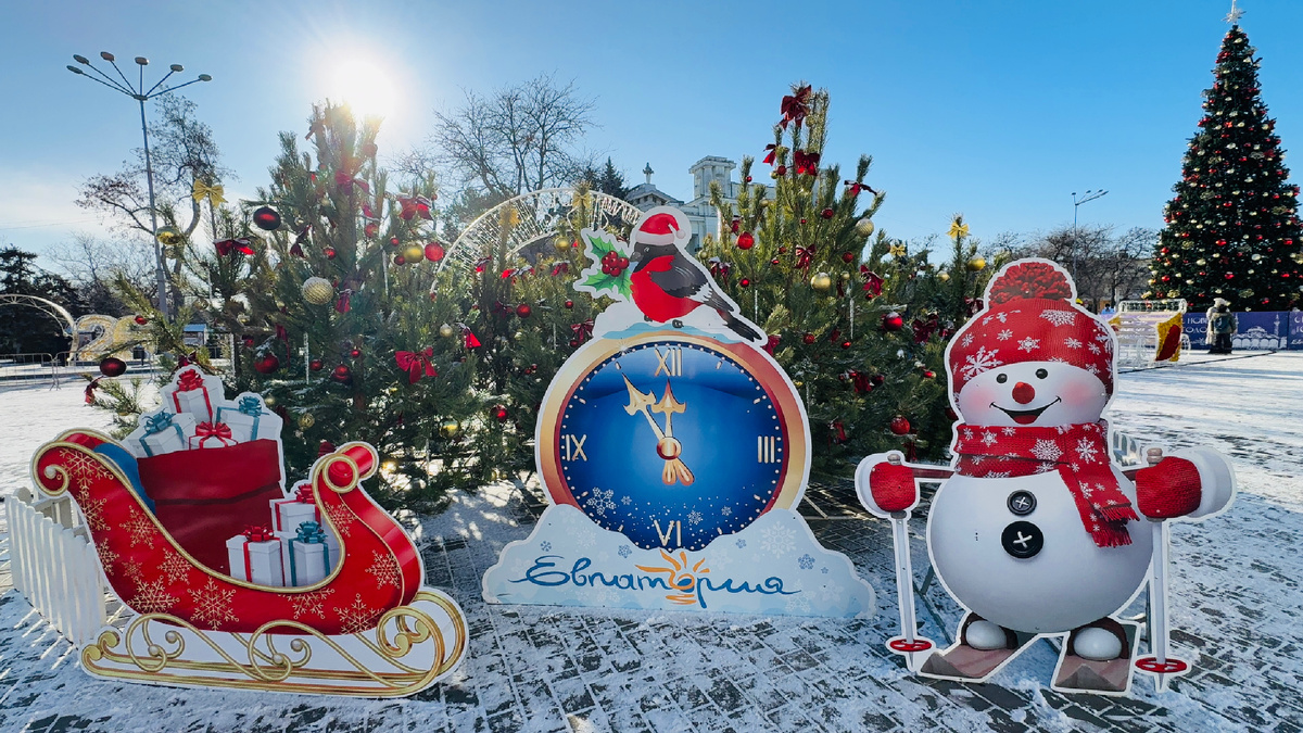 Центральная площадь, город Евпатория, январь 2026.