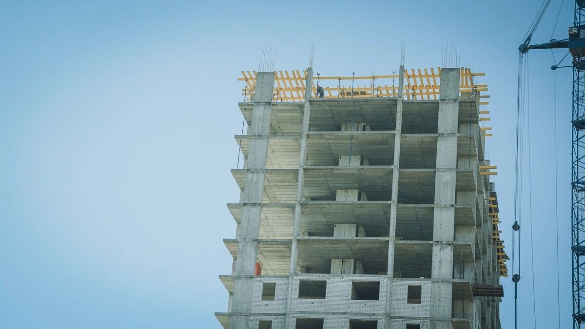    В ноябре 2025 года квартиры в новостройках Казани стоили порядка 260 тысяч рублей за квадратный метр.   inkazan.ru