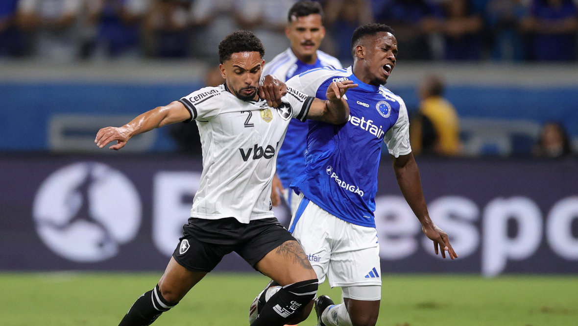    Витиньо и Луис Синистерра. Reuters