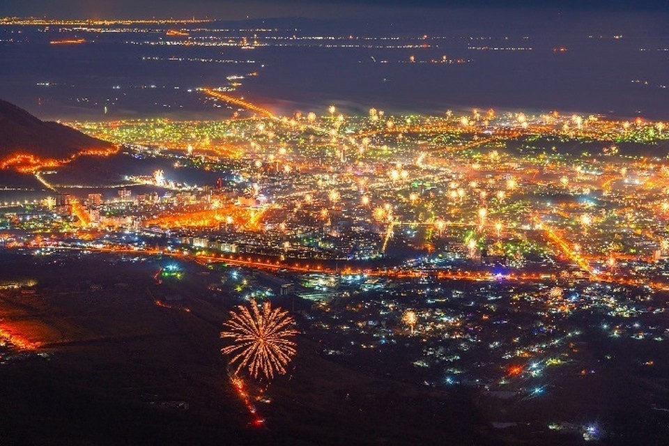    С вершины Бештау в новогоднюю ночь видно все Кавминводы и Нальчик. Фото: Елены Брежицкой.
