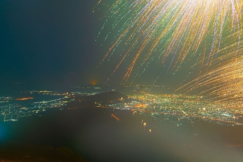    Одно из самых высоких мест на Ставрополье - гора Бештау. Вид на округу в новогоднюю ночь. Фото: Елены Брежицкой.