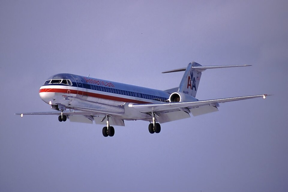 Бывший самолет Fokker 100 авиакомпании American Airlines .