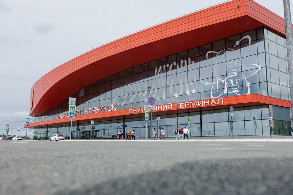    Новогоднюю ночь челябинцам пришлось провести в аэропорту . Валерий ЗВОНАРЕВ