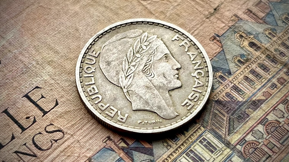 Ахмед бен Белла родился в семье, где каждый день был борьбой за выживание под гнётом колониального господства...