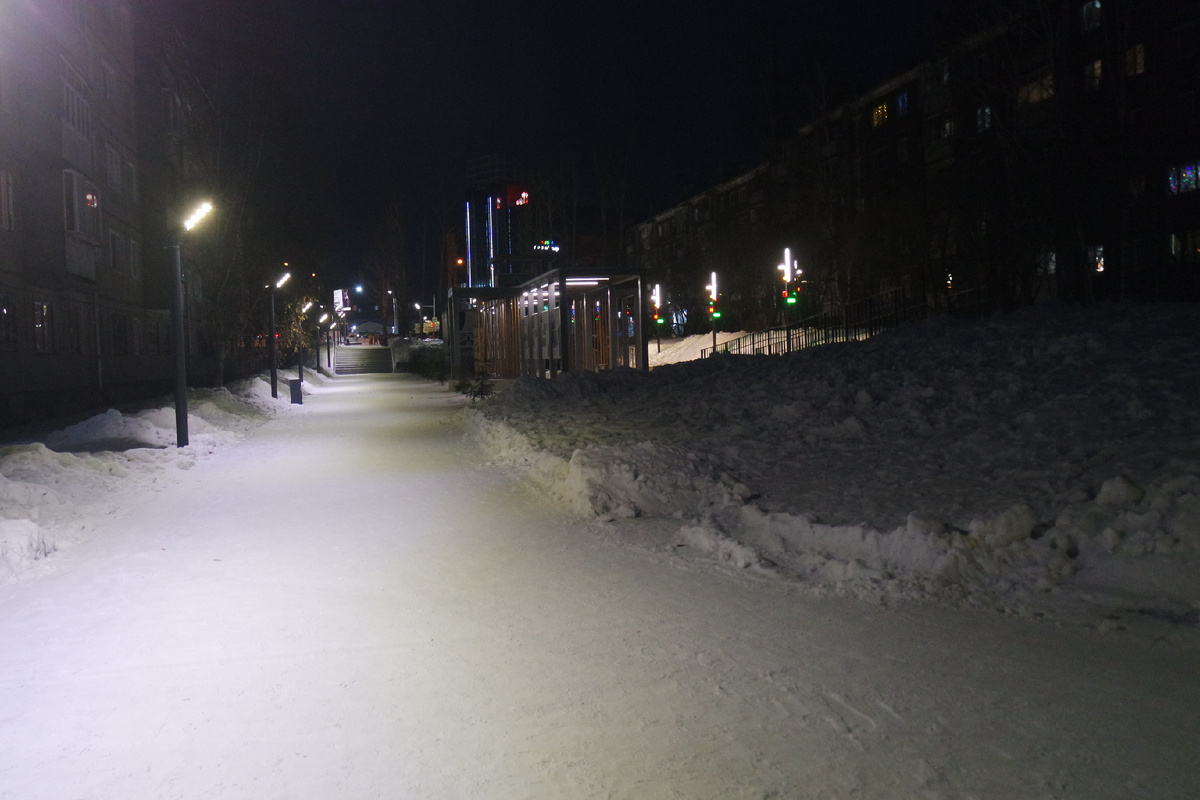 люблю, когда всю зиму в Иркутске лежит свежеутоптанный снег! И чисто, и совсем не скользко... и так х о р о ш о!..