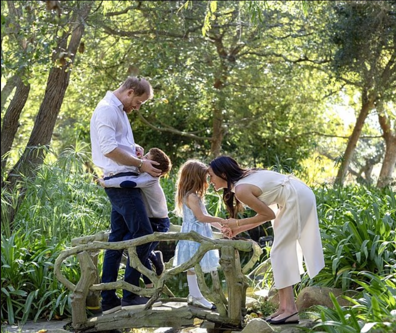 Рождественская октрытка Сассексов - это пока самое четкое официальное изображение детей. Хотя по-рпежнему это могут быть абсолютно любые дети