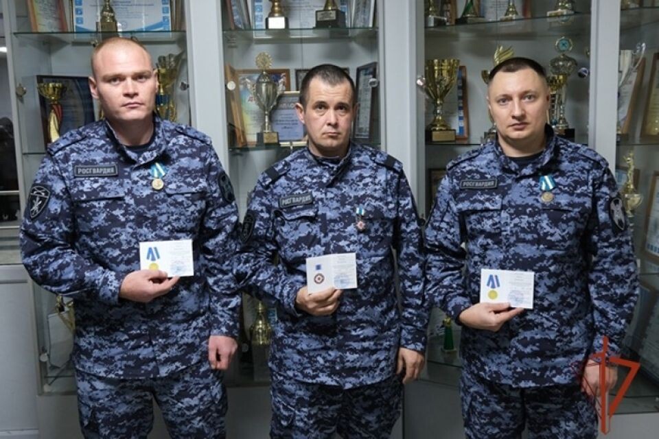    алтайские росгвардейцы награждены медалями МЧС. Источник: Пресс-служба Управления Федеральной службы войск национальной гвардии РФ по Алтайскому краю