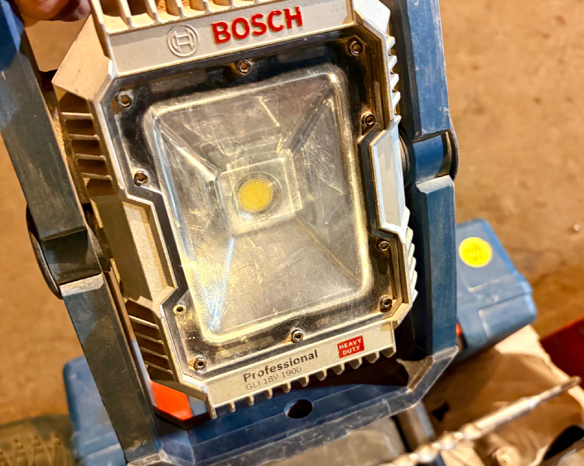 Напольный фонарь Bosch GLI 18V 1900. Фото автора